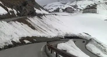 Slavina a Passo Stelvio: strada chiusa cinque ore dopo l’apertura