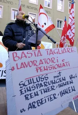 Bolzano, 300 in piazza coi sindacati: «Via l'addizionale Irpef». Ma la Provincia dice di no
