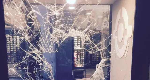 Bolzano, vandali in azione sotto i Portici. Distrutta una vetrina