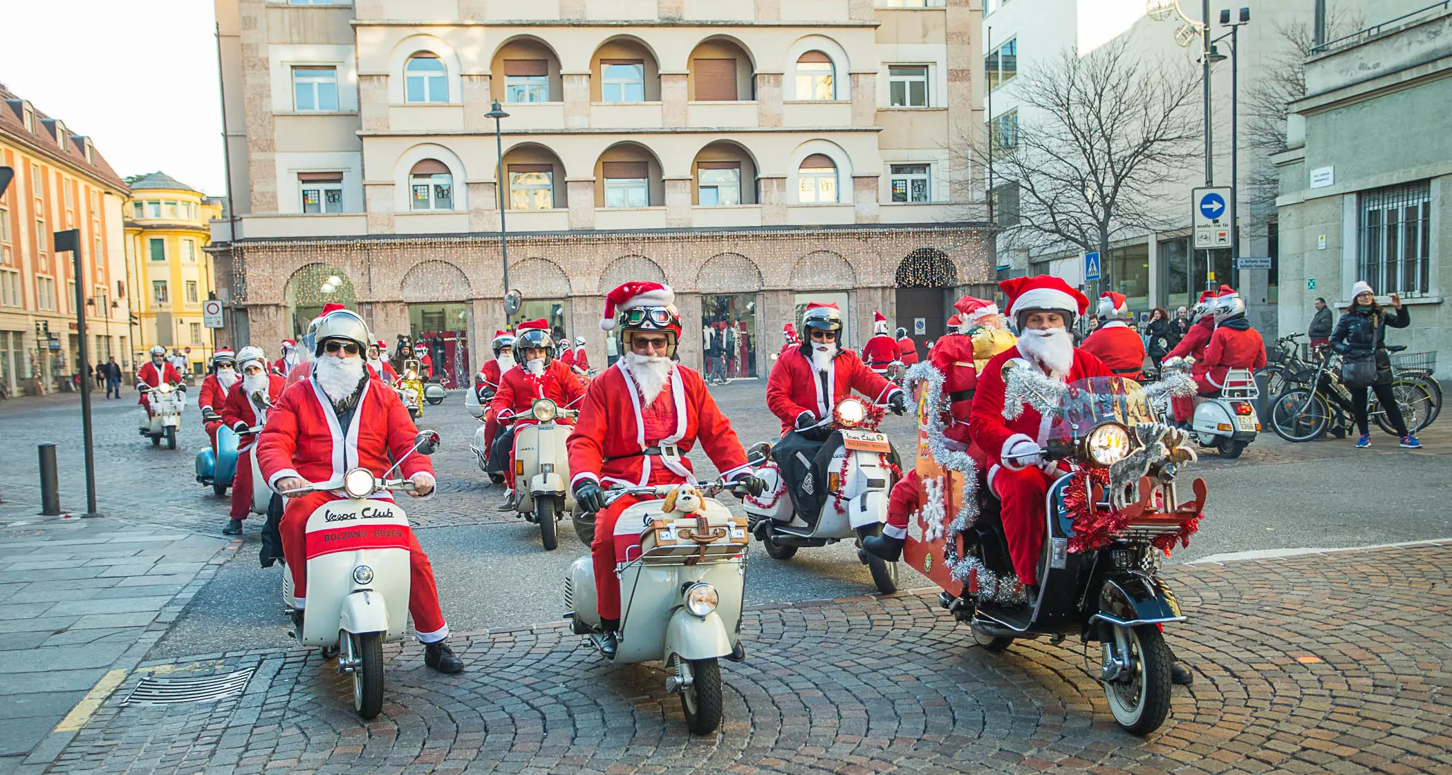 Bolzano, applausi per i Babbi Natale in Vespa
