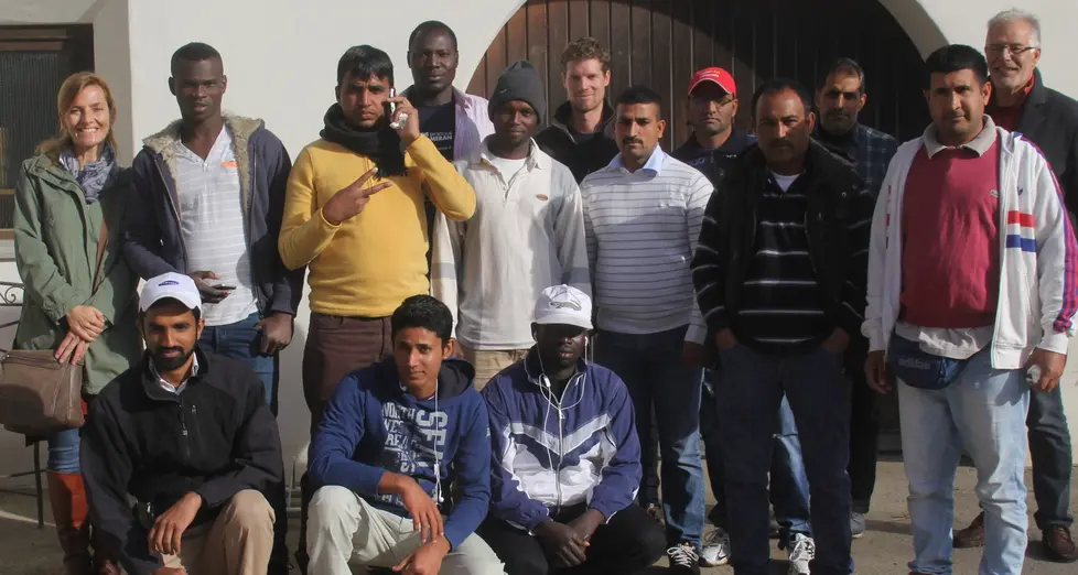 Profughi in visita al maso si offrono come stagionali