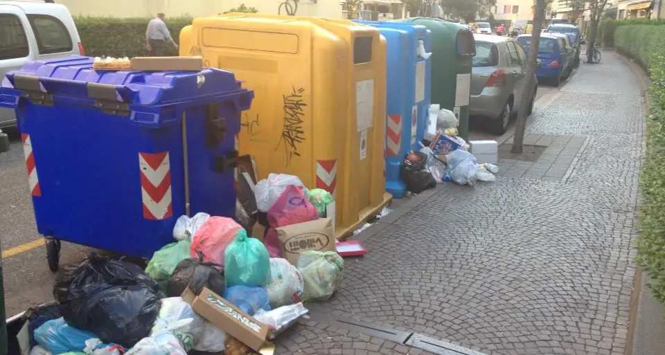 Bidoncino: oggi parte il nuovo sistema, rifiuti abbandonati ovunque