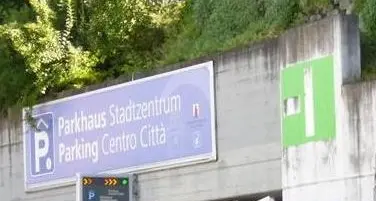 Brunico, per pagare i parcheggi non servono contanti