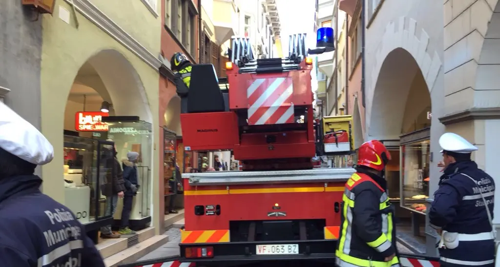 Bolzano, fumo sotto i Portici ma era un falso allarme