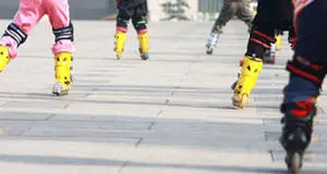 Bolzano, ventenne con i roller sbatte violentemente contro il palo della luce