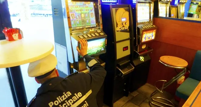Guerra alle slot, multati i primi otto bar
