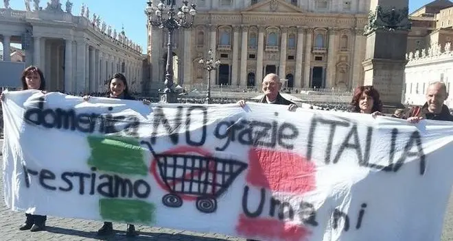Le commesse bolzanine dal Papa «No ai negozi aperti la domenica»