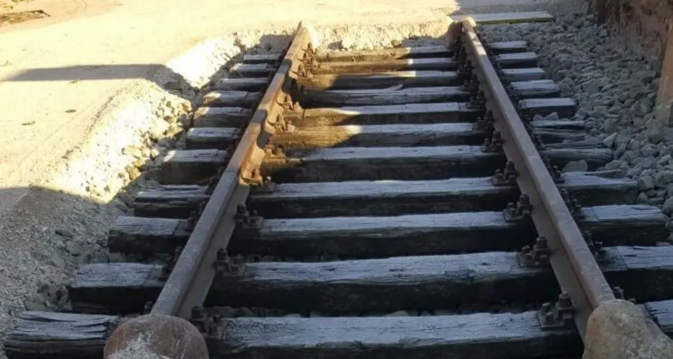 Dal cantiere sbucano le vecchie rotaie