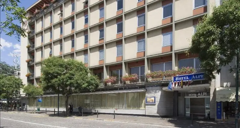 Bolzano, profughi all’ex hotel Alpi: presenze già dimezzate