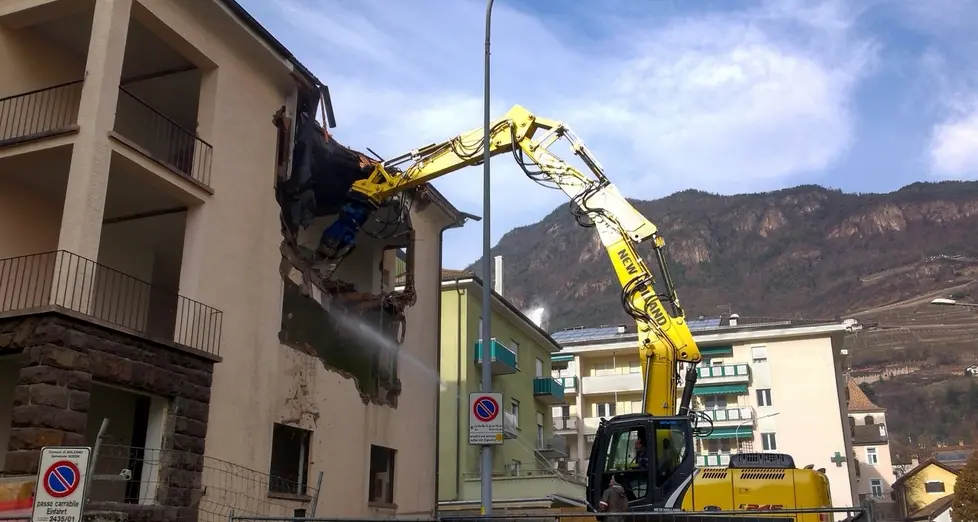 Giù la villetta, su la palazzina chic