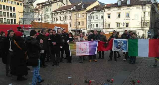 Attentati a Parigi: flash mob in piazza Walther