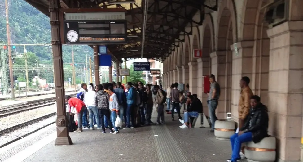 Migranti fermati sull’asse del Brennero, rischi nelle stazioni