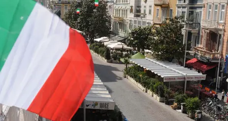 Nessuna deroga per gli alpini: i bar chiudono all’una