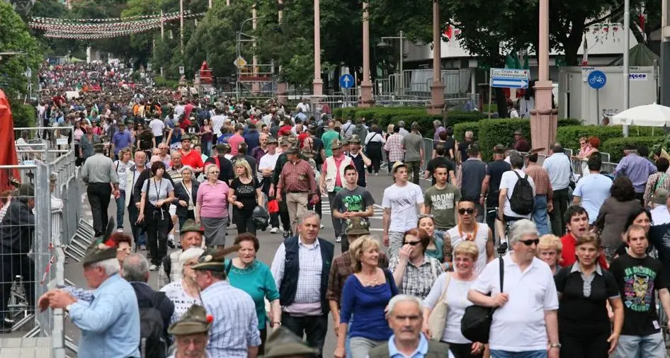 Adunata degli Alpini, il centro di Bolzano invaso pacificamente LA DIRETTA