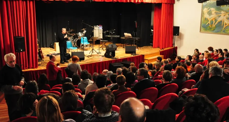 Chiuso il teatro a Pineta saltano anche i concerti