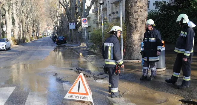 Merano, salta una condotta in via Hofer: strada allagata e residenti senza acqua