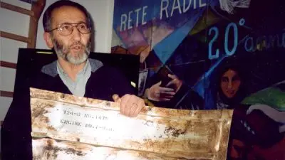 Giorgio Pietrobon con un pezzo del relitto