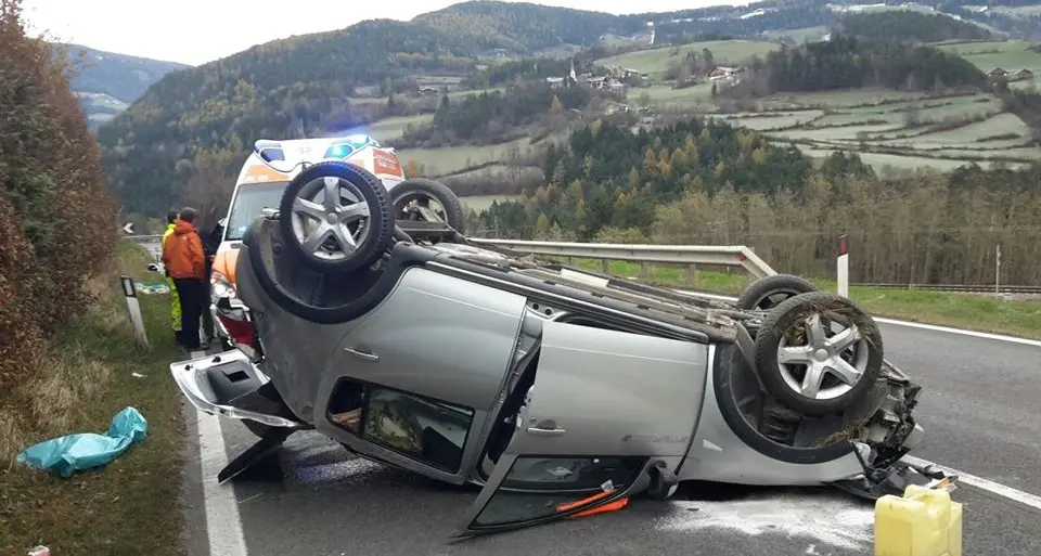 Naz Sciaves, auto si rovescia sulla Statale della Pusteria