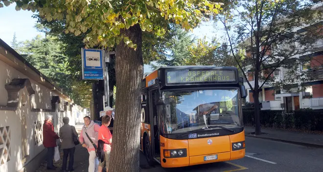 Merano: cade e finisce sotto l’autobus