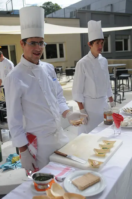 Gli allievi cuochi cucinano con i prodotti in scadenza