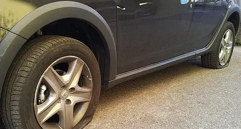 Vandali di Natale in azione: auto danneggiata in via Resia