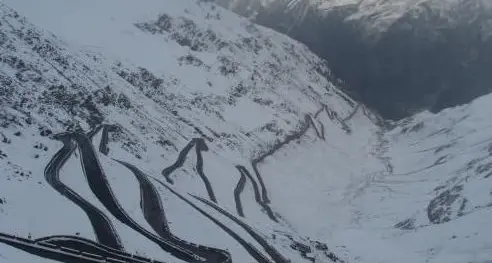 Stelvio per bikers: tra freddo e neve la carica dei 1.700
