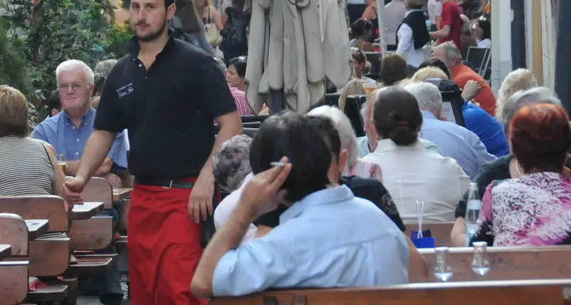 «Basta con tavolini sedie ed ombrelloni lungo via Portici»