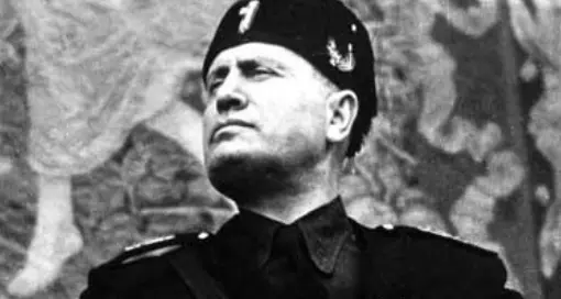 Appiano, il busto del duce divide ancora