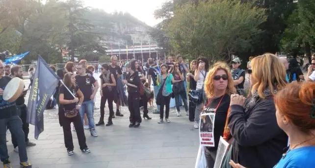 Daniza, animalisti di tutta la regione in piazza: botte e feriti