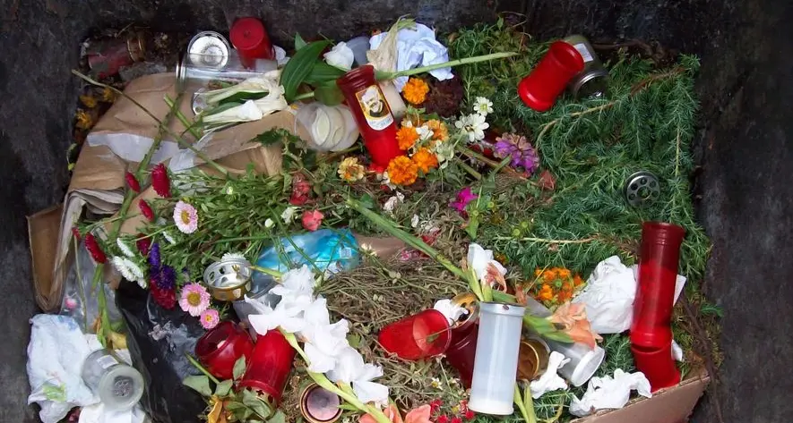 La raccolta differenziata? Al cimitero non esiste
