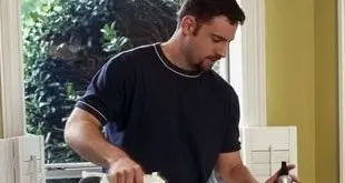 Lavori domestici, uomini impegnati solo 9 ore a settimana