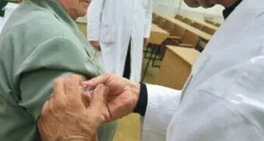 Ha la febbre a 40 e le dicono di andare a visitarsi