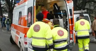 Bimbo si salva grazie al seggiolino