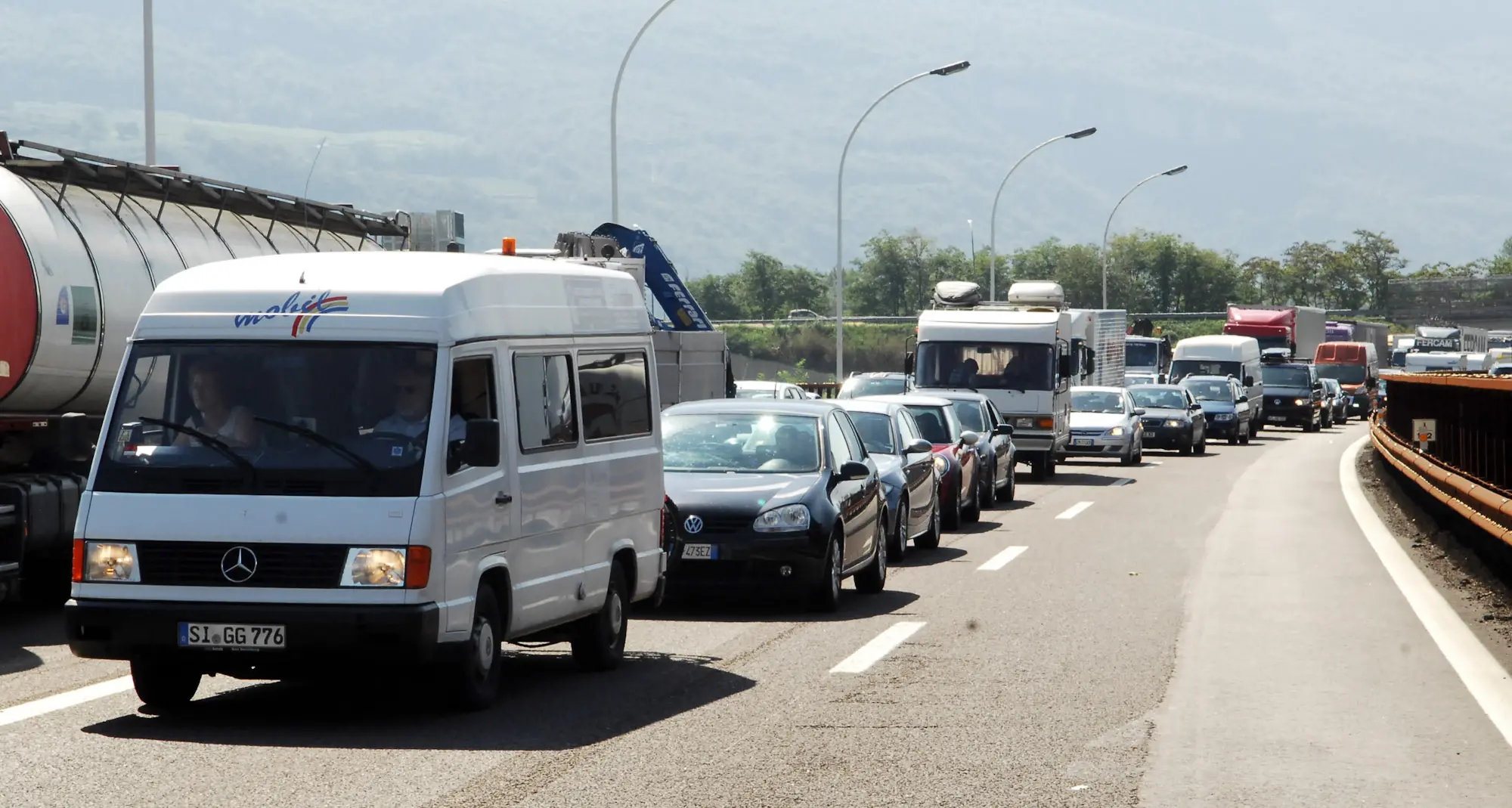 Tir perde le lastre di marmo in autostrada, due feriti