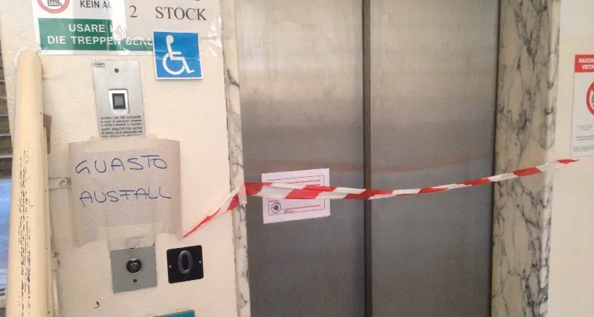 Elezioni:alle \"Von Aufschnaiter\" ascensore rotto, anziani e disabili votano nell'atrio