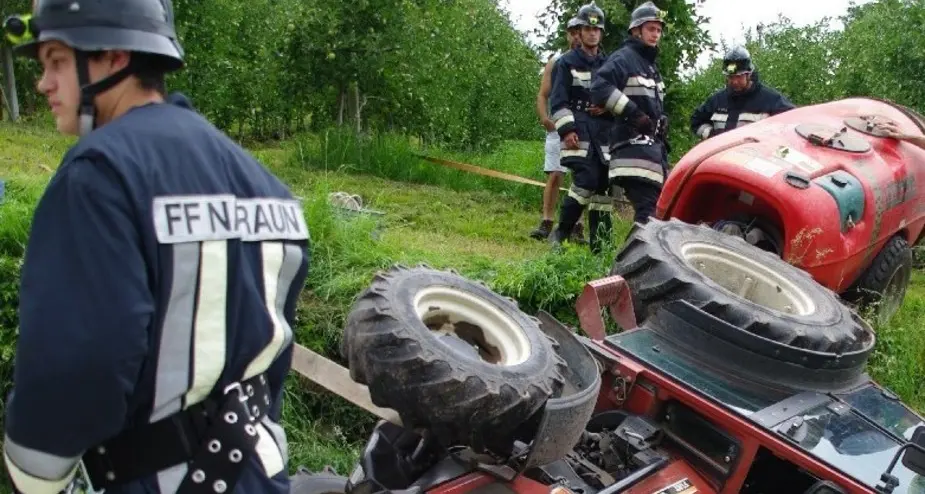 Trattore si ribalta, grave 29enne