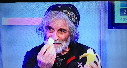 Mauro Corona imita Dani Alves e dà un morso al razzismo