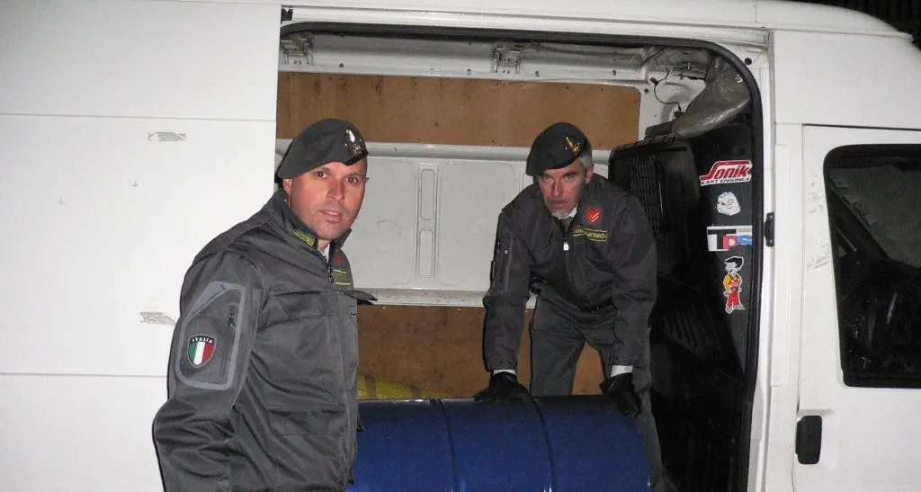 Varca il confine con tre taniche di gasolio, denunciato