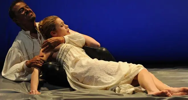 «Otello crede nella fedeltà e questo lo distrugge»