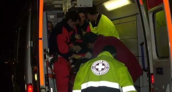 Fuori strada con l’auto, precipita per 50 metri in un burrone