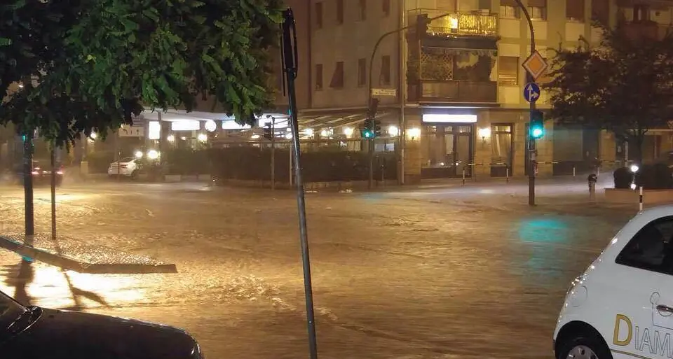 Danni e paura a Bolzano, città allagata dal temporale