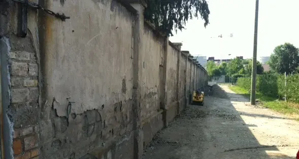Il muro del lager sta cadendo a pezzi