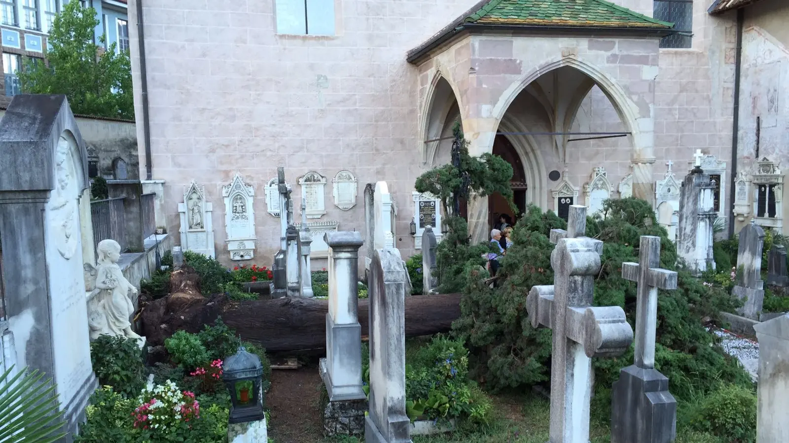 Maltempo nel weekend, non si ferma la conta dei danni: a Gries alberi caduti tra le tombe