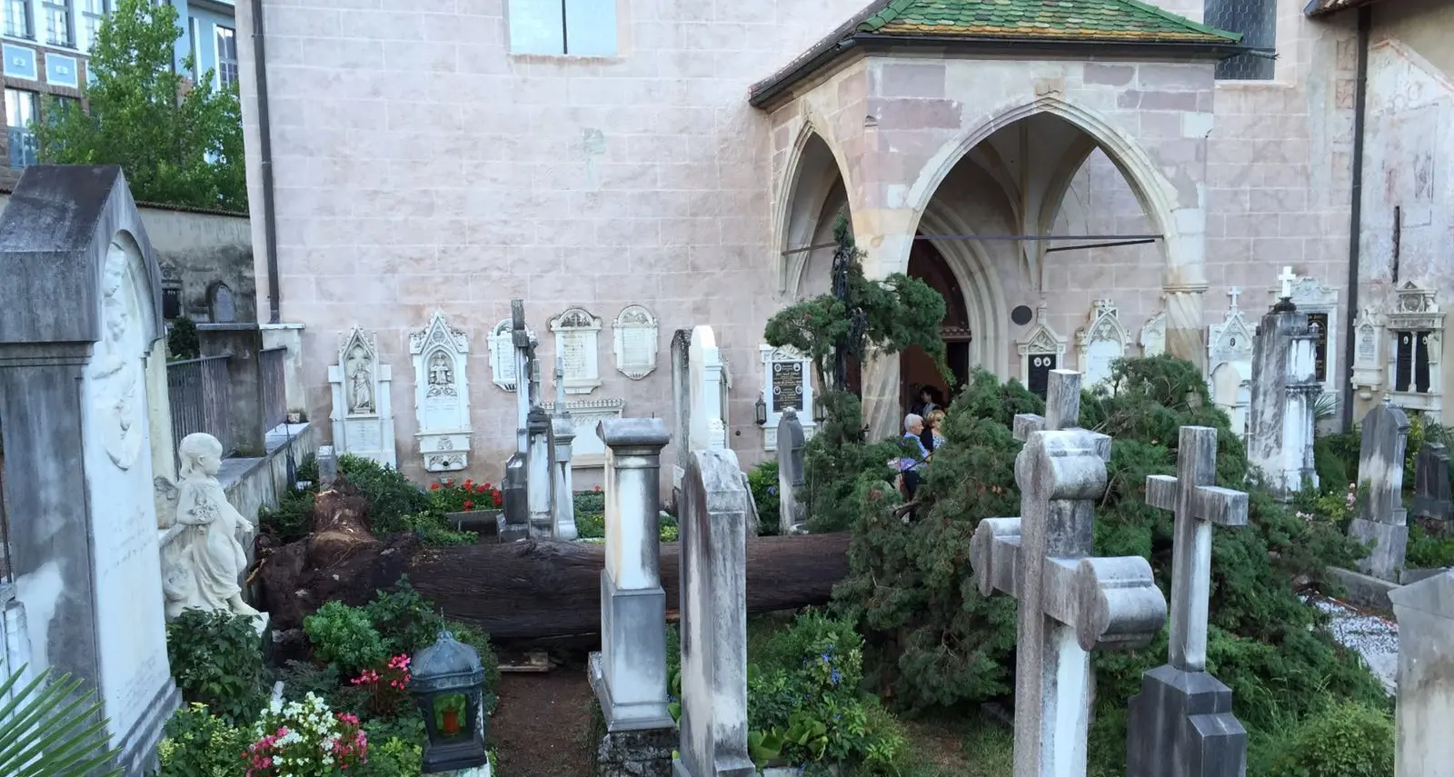 Maltempo nel weekend, non si ferma la conta dei danni: a Gries alberi caduti tra le tombe