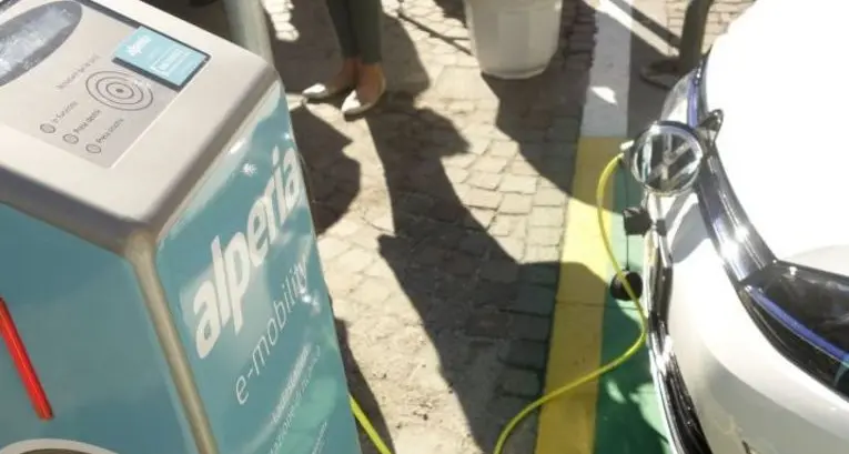 Debutta in centro la stazione di ricarica per le auto elettriche