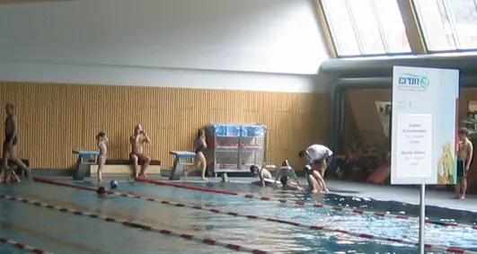 Brunico, una nuotata in piscina vale un euro di solidarietà