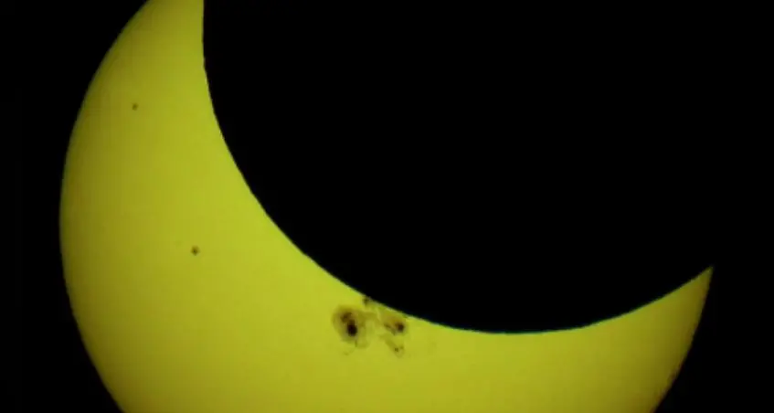 Occhi verso il cielo per assistere all'eclissi solare