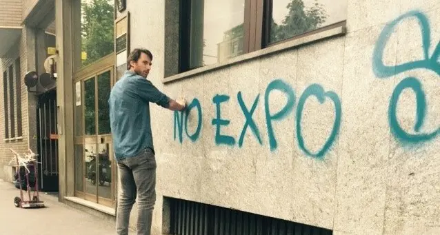Bonvicini va a Milano a pulire le scritte dei black block dai muri