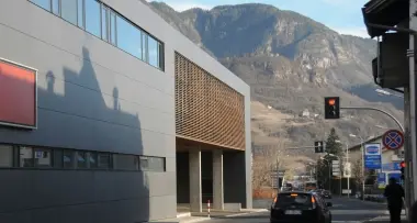 Merano, il nuovo bus-stop in mezzo all'incrocio