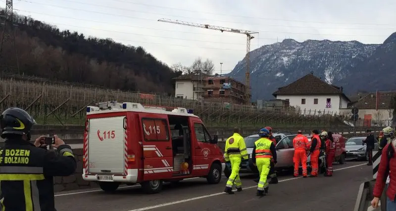 Appiano, incidente con quattro auto a Pillhof: auto in coda fino a Pianizza di Sopra